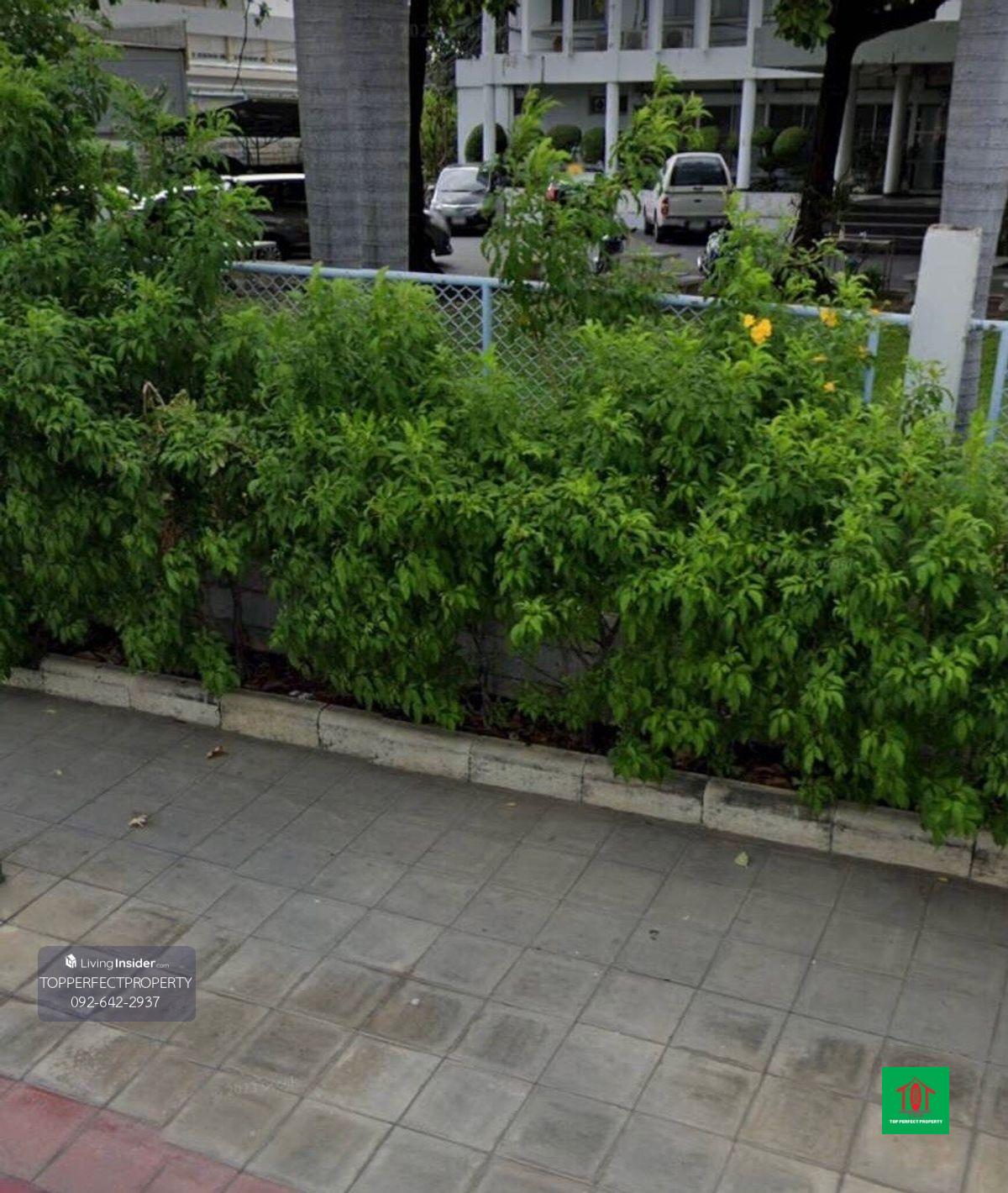 ที่ดินพร้อมสิ่งปลูกสร้าง